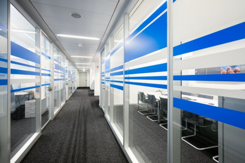 УФ печать на стекле перегородок в офисе